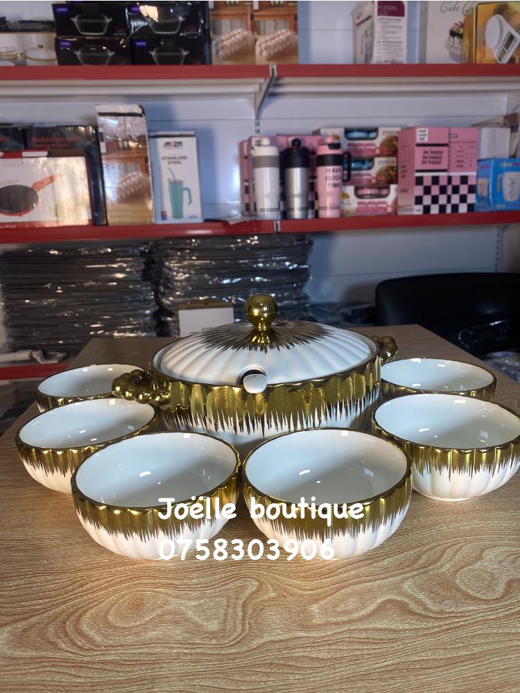 Une soupière + 6 bols +1 louche